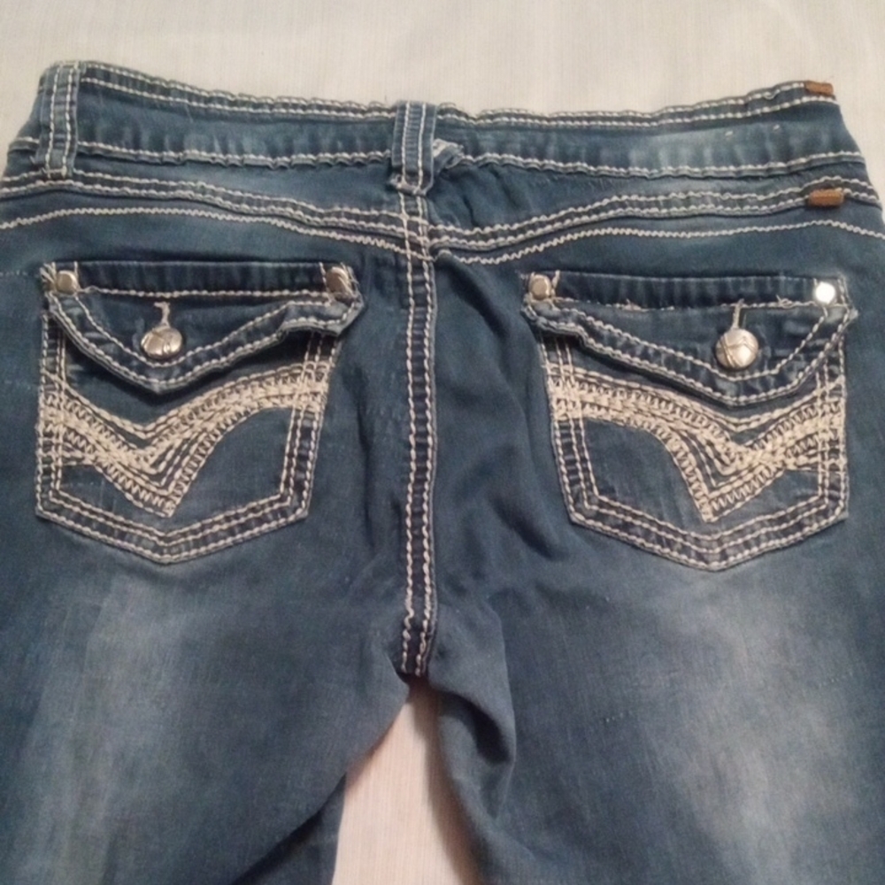 Size 7 Almost Famous Blue Cropped Capri Jeans - Picture 3 of 9